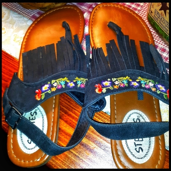 Stevies Shoes - BEAUTIFUL FRINGE SANDLES🌻SIZE 6